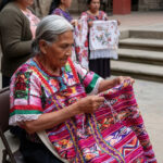 Artesana con su bordado