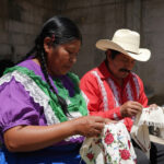 Pareja de artesanos borbando